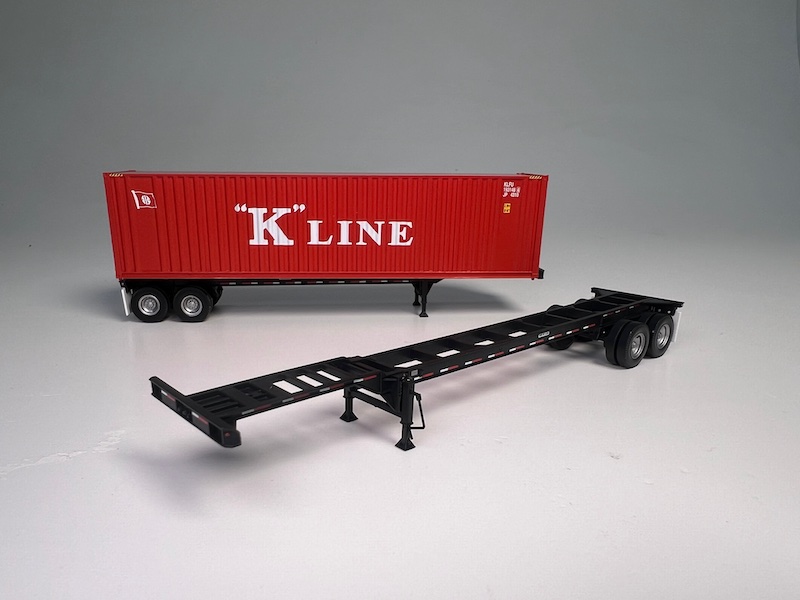 thumbnail image 2 of Walthers HO Scale 20' Smooth-Side Container – Railway Express Agency #260095 (RTR) 2 of 6